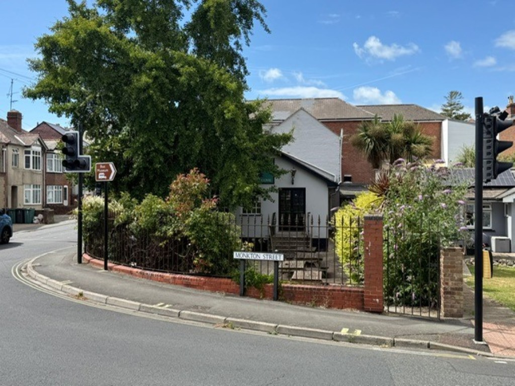 Lot: 111 - FREEHOLD TOWN CENTRE PUBLIC HOUSE WITH TWO-BEDROOM FLAT AND GARDENS - The Pub Garden